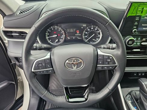 Used 2021 Toyota Highlander XLE AWD/4WD image 22