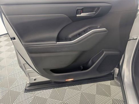 Used 2024 Toyota Highlander XLE AWD/4WD image 10
