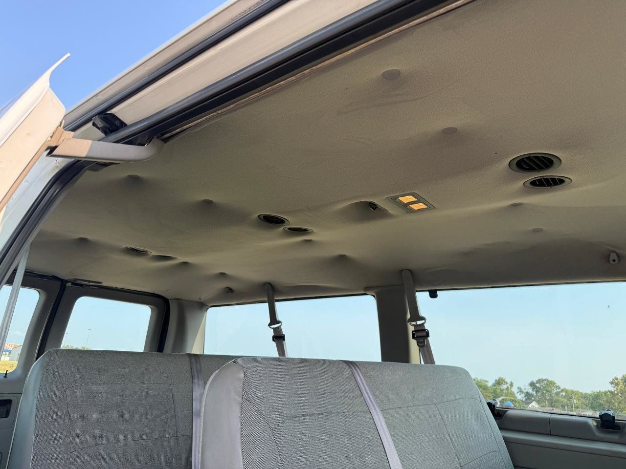 Used 2002 Ford E-150 and Econoline 150 Wagon RWD image 14