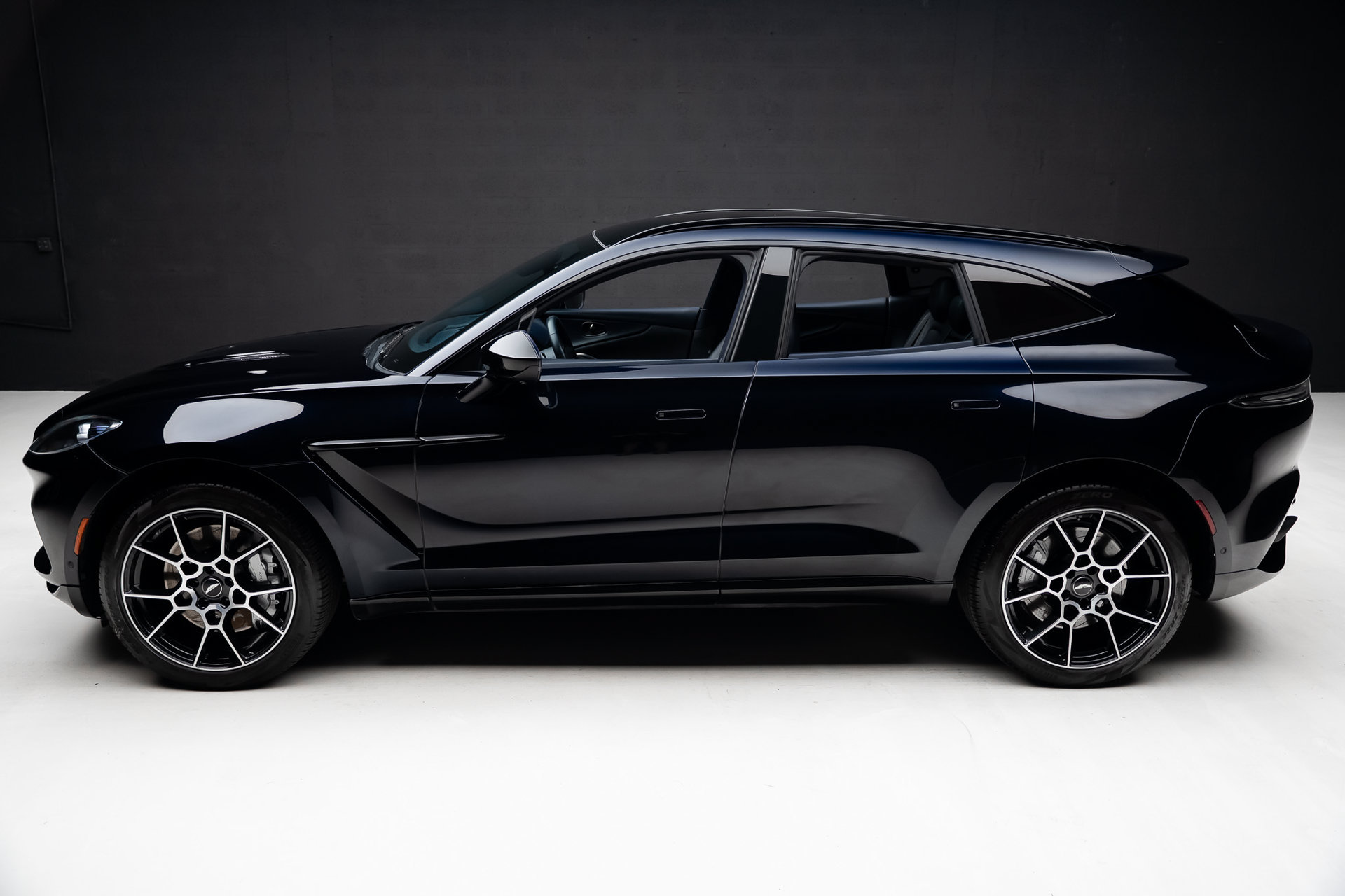 Used 2021 Aston Martin DBX AWD/4WD image 16