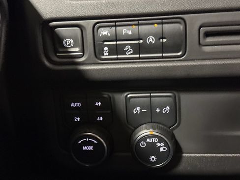 Used 2023 Chevrolet Suburban Premier AWD/4WD image 19