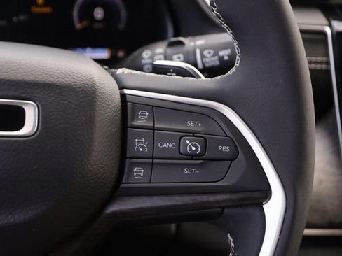 Used 2023 Jeep Grand Cherokee L Limited w/ Luxury Tech Group II AWD/4WD image 16