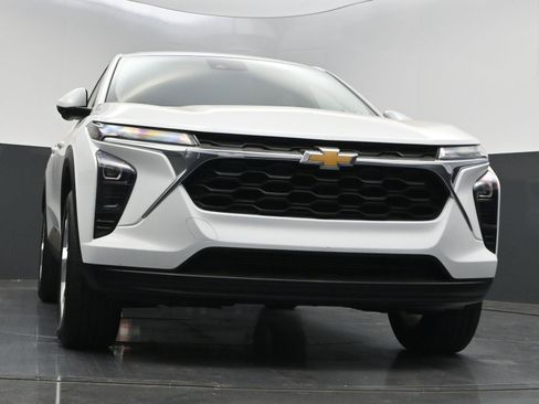 Used 2024 Chevrolet Trax LS w/ LS Convenience Package FWD image 32