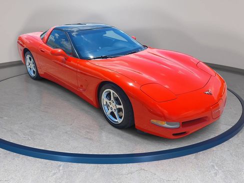 Used 2004 Chevrolet Corvette Coupe w/ Preferred Equipment Group RWD image 3