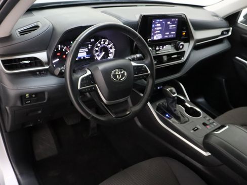 Certified 2025 Toyota Highlander LE FWD image 13