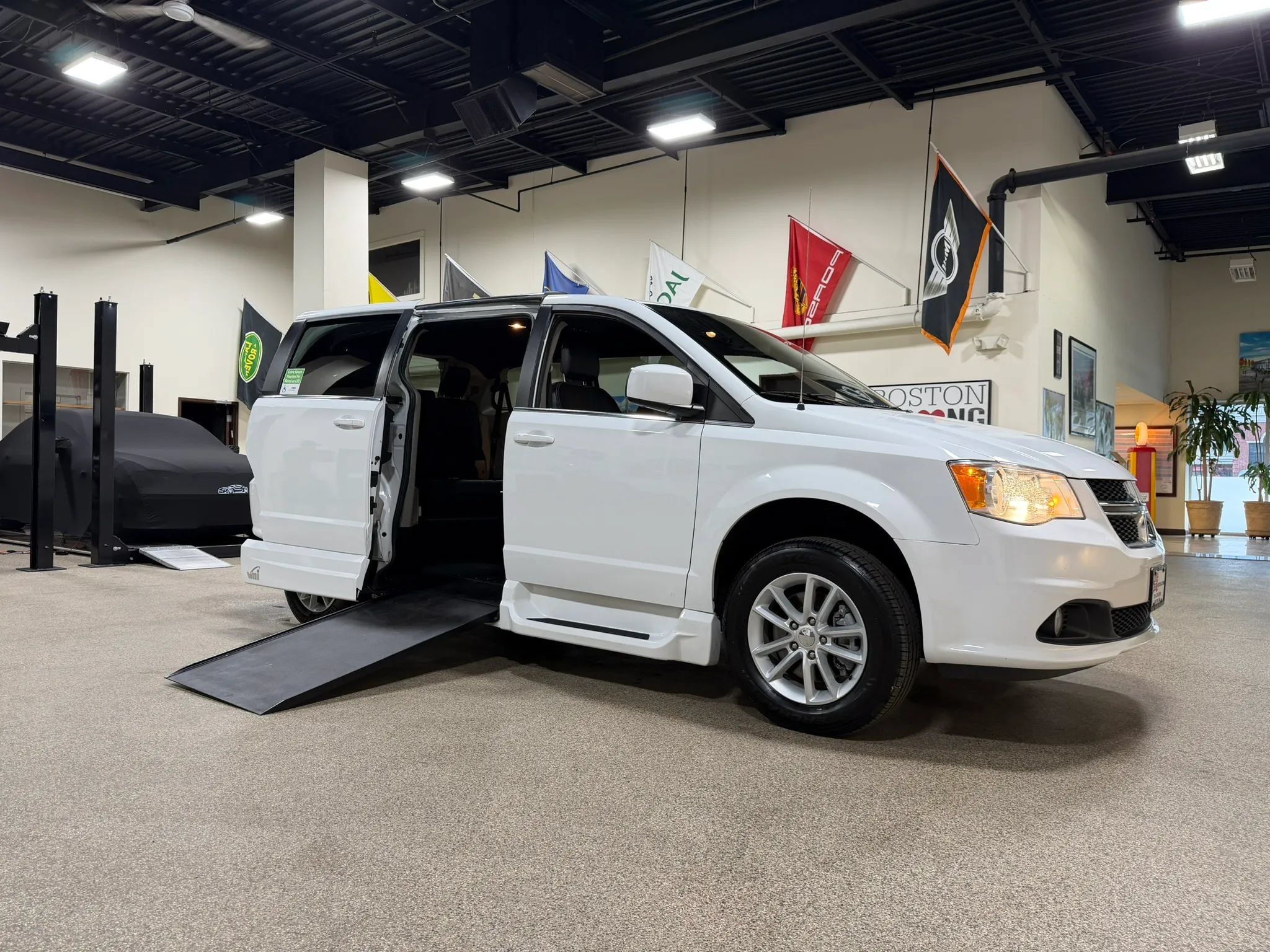Used 2019 Dodge Grand Caravan SXT FWD image 59
