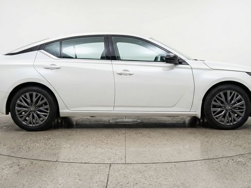 Used 2025 Nissan Altima 2.5 SV FWD image 11