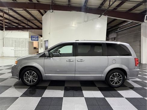 Used 2017 Dodge Grand Caravan SXT image 7