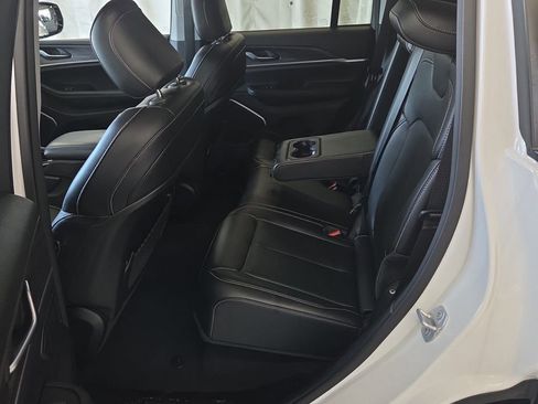 Used 2023 Jeep Grand Cherokee Limited image 4