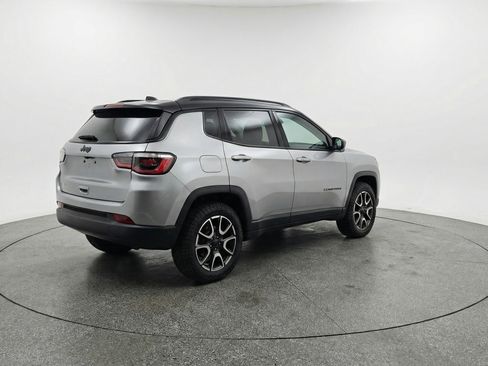 Used 2025 Jeep Compass Trailhawk image 9
