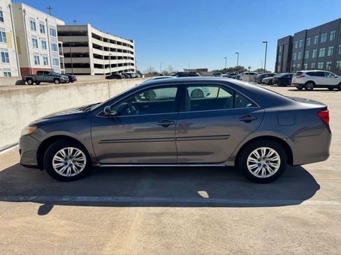 Used 2014 Toyota Camry LE image 1