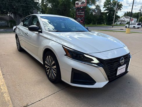 Used 2024 Nissan Altima 2.5 SV FWD image 3