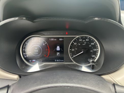 Used 2021 Nissan Versa SV image 11