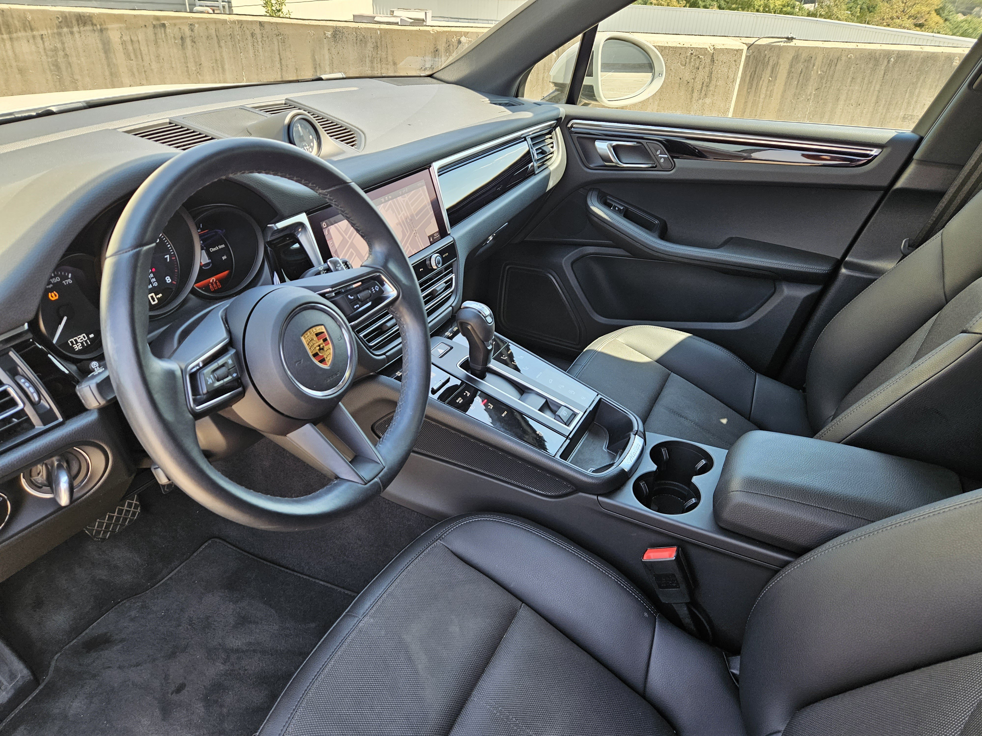 Certified 2023 Porsche Macan AWD/4WD image 4