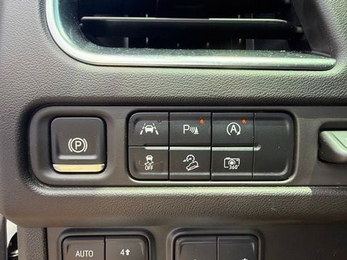 Used 2024 GMC Yukon AT4 w/ Technology Package AWD/4WD image 7