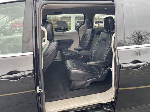 Used 2024 Chrysler Pacifica Touring-L FWD image 24