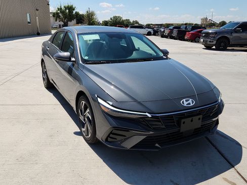 New 2025 Hyundai Elantra Limited image 6