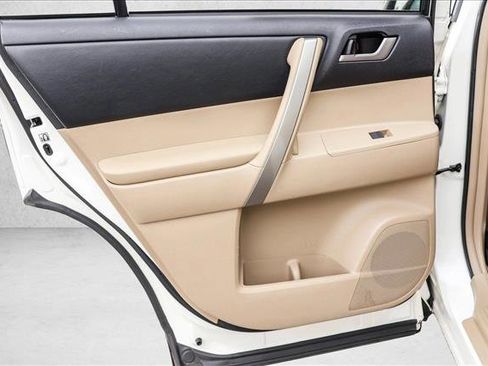 Used 2013 Toyota Highlander SE image 24