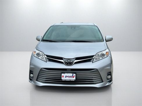 Used 2018 Toyota Sienna XLE w/ XLE Navigation Package image 2