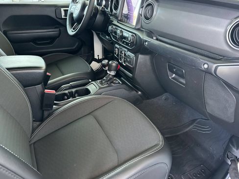 Used 2023 Jeep Gladiator Sport AWD/4WD image 19