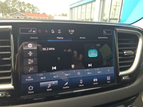 Used 2024 Chrysler Pacifica Touring-L image 15