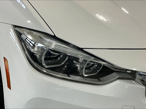 Used 2018 BMW 330i xDrive Sedan w/ Convenience Package image 32