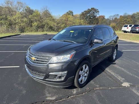 Used 2017 Chevrolet Traverse LT w/ Style and Technology Package image 7