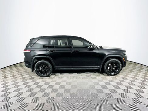 Used 2025 Jeep Grand Cherokee Limited w/ Black Appearance Package image 12