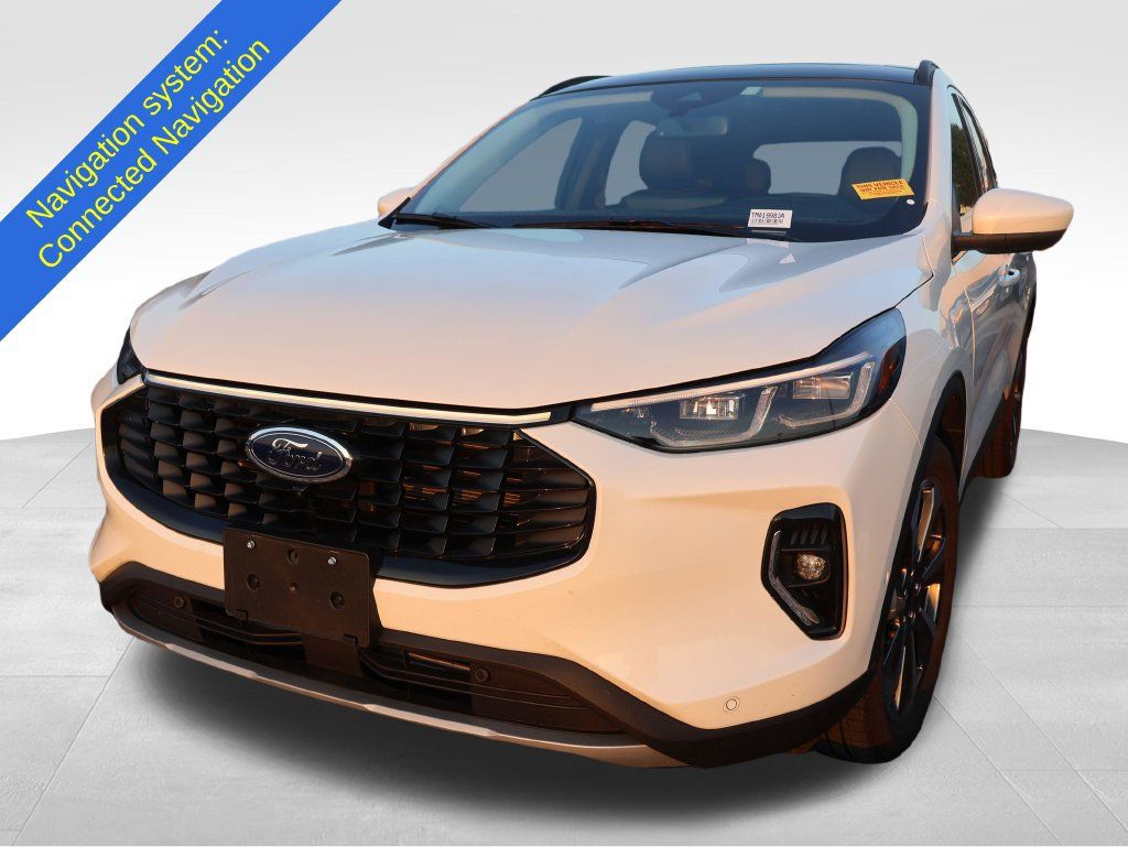 Used 2023 Ford Escape Platinum w/ Premium Technology Package AWD/4WD image 2