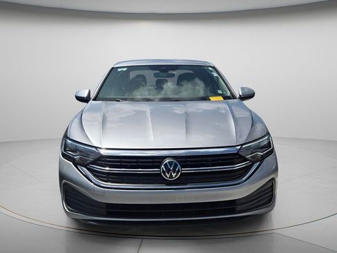 Used 2022 Volkswagen Jetta SE image 3