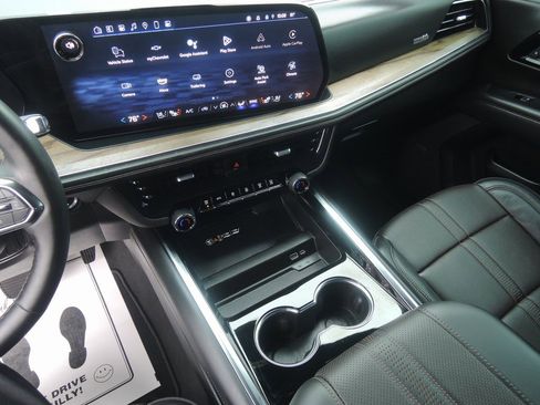 Used 2025 Chevrolet Suburban High Country image 18