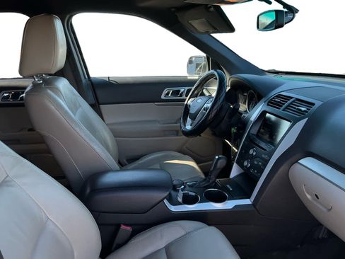 Used 2014 Ford Explorer XLT w/ Equipment Group 202A image 10