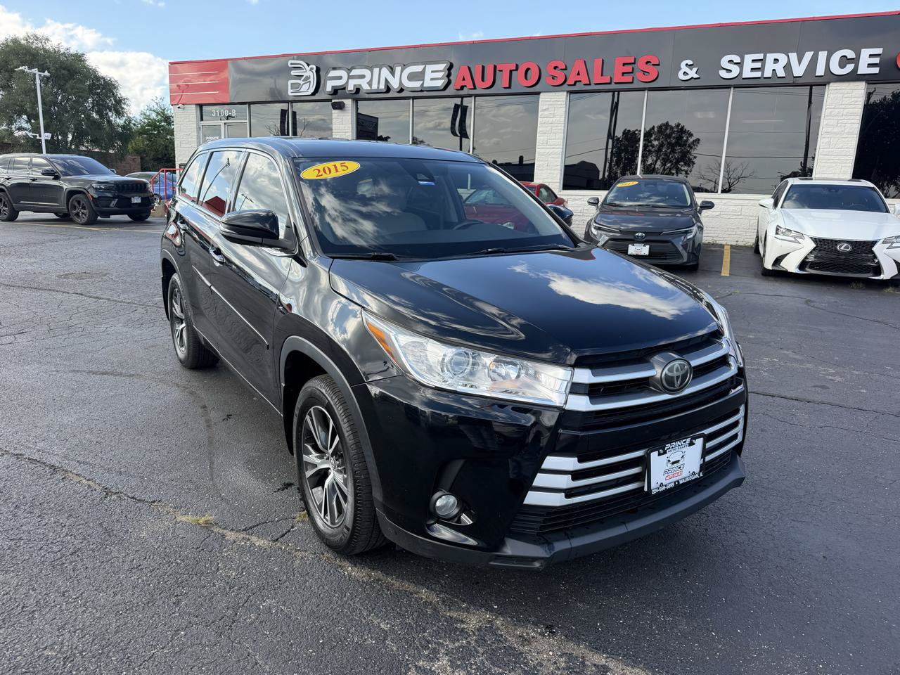 Used 2017 Toyota Highlander Plus AWD/4WD image 1