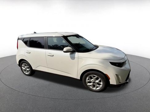 Used 2025 Kia Soul LX w/ LX Technology Package FWD image 2