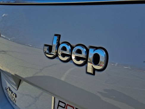 Certified 2023 Jeep Grand Cherokee L Limited AWD/4WD image 31