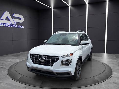 Used 2025 Hyundai Venue SEL FWD image 1