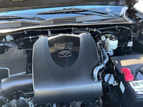 Used 2022 Toyota Tacoma SR5 w/ Technology Package image 33