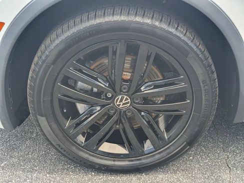 Used 2022 Volkswagen Tiguan SE R-Line FWD image 11