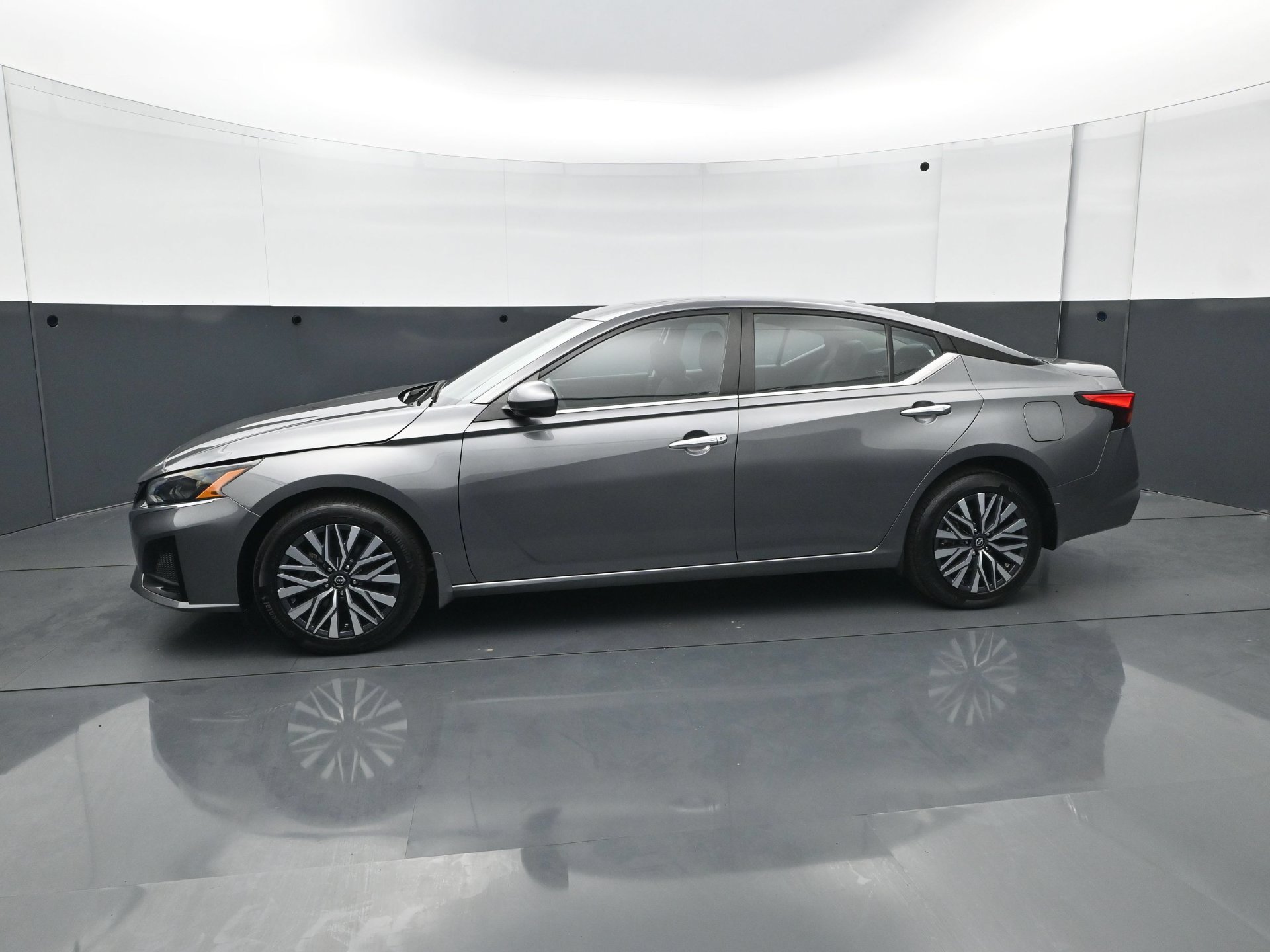 Used 2024 Nissan Altima 2.5 SV w/ SV Premium Package AWD/4WD image 3