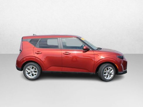 Used 2023 Kia Soul LX w/ LX Technology Package image 2