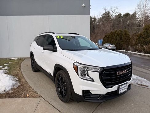 Used 2022 GMC Terrain SLE w/ Driver Convenience Package image 1