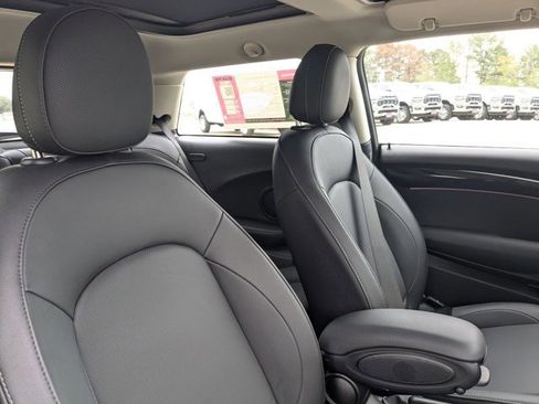 Used 2023 MINI Cooper 2-Door Hardtop image 18