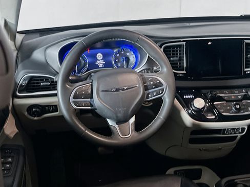 Used 2023 Chrysler Pacifica Touring-L image 17
