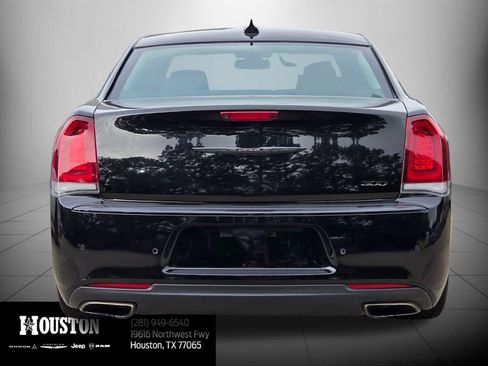 Used 2021 Chrysler 300 Touring L RWD image 9