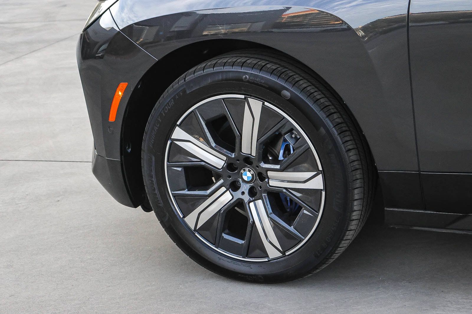 Used 2024 BMW iX xDrive50 w/ Sport Package AWD/4WD image 9