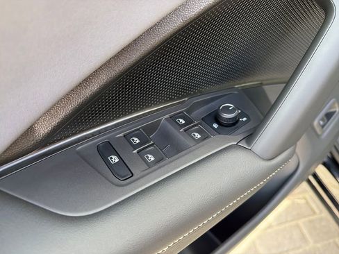 Certified 2025 Volkswagen Tiguan SE image 13