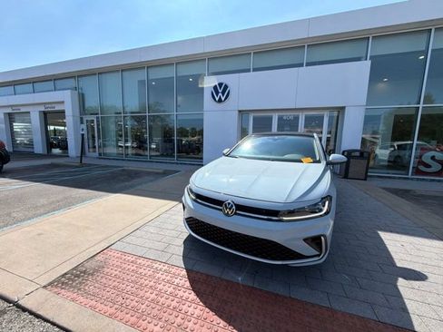 Used 2025 Volkswagen Jetta SE FWD image 2