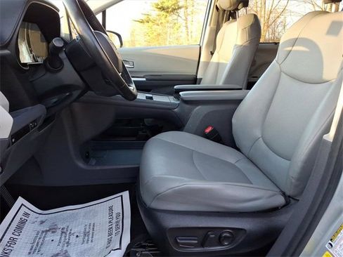 Used 2024 Toyota Sienna XLE image 10