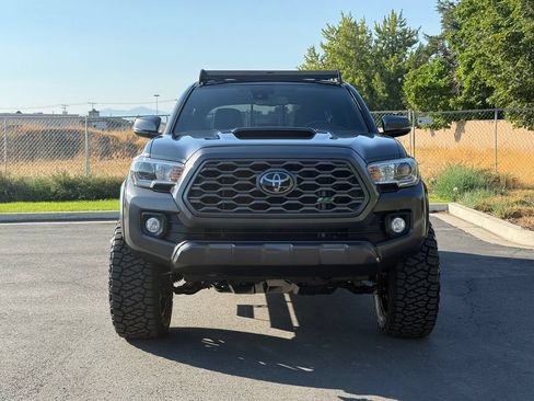 Used 2022 Toyota Tacoma TRD Sport w/ Technology Package AWD/4WD image 5
