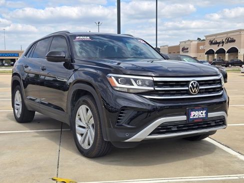 Used 2022 Volkswagen Atlas Cross Sport SE w/ Panoramic Sunroof Package FWD image 3
